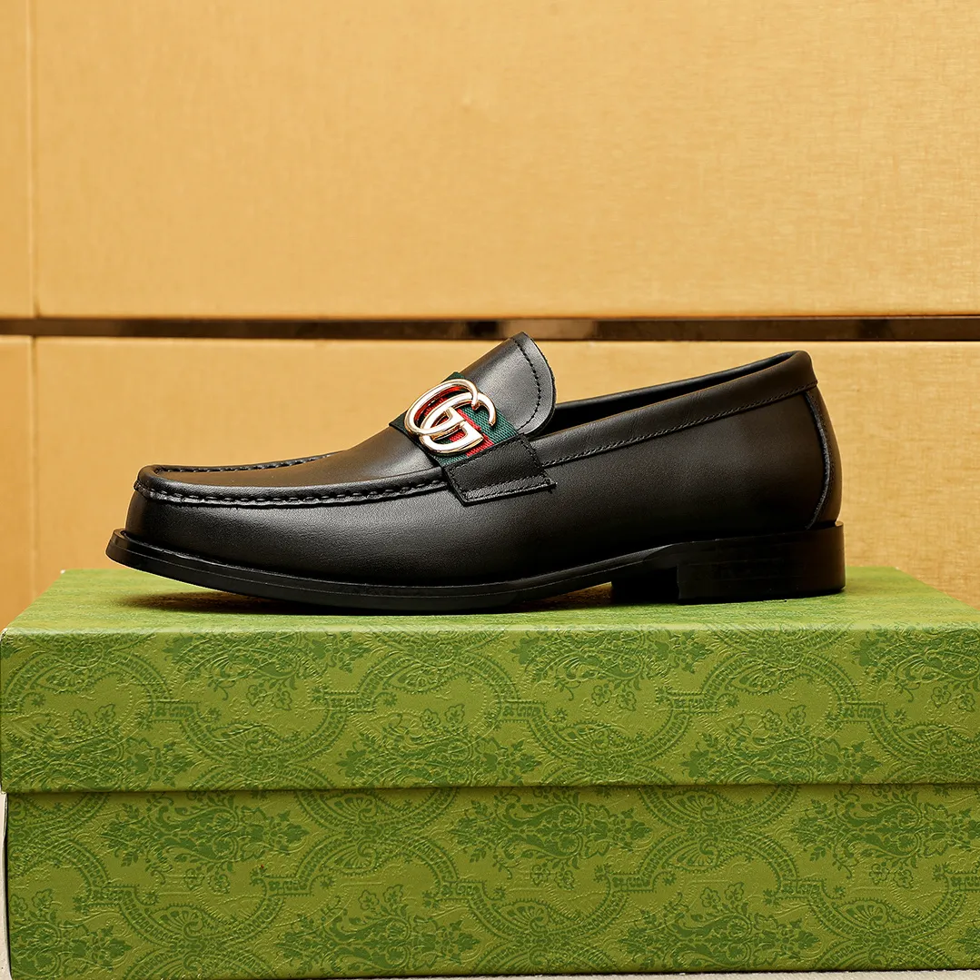 Men's shoes 💰480 💐 Product trademark: GUCCI "Gucci" casual leather shoes Regular size: 38-44 (45.46🉑️customized) Product materials: Selected imported first-layer calfskin upper + luxury hardware buckle, imported water-dyed cow leather lining. Strong three-dimensional visual effect, original outsole color: 2 colors available